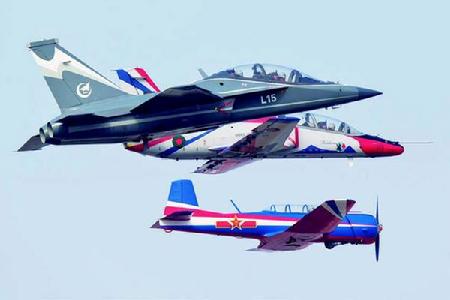 三机编队飞行。 三机编队飞行。